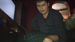 Komputersem ест жареную картошку ночью.mp4