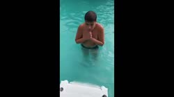 Компутер сделал бомбочку в тëтином бассейне.mp4