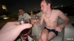 Шадоукек засматривается на Гаечку.mp4