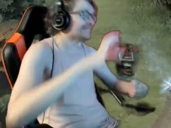 БОМЖАРА ПРИГОРАЕТ.webm