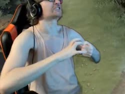 БОМЖАРА ПРИГОРАЕТ.webm