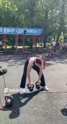 Жим двух гирь 16 кг одной рукой.mp4