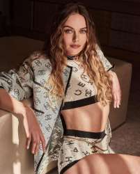 fridagustavsson-nylonmagmarch20221.jpg.191cb17b5c9ce2fa96a5775ca78b66ae.jpg