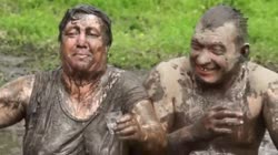 алкаши валяются в грязи.webm