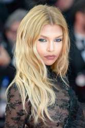 stella-maxwell-at-the-phoenician-scheme-premiere-at-78th-cannes-film-festival-05-18-2025-4.jpg