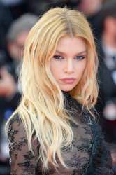 stella-maxwell-at-the-phoenician-scheme-premiere-at-78th-cannes-film-festival-05-18-2025-3.jpg