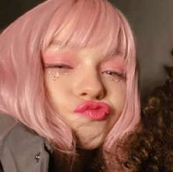 Enid^^kiss♥.jpg