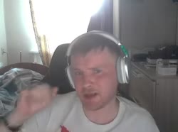 2025-05-16 - Не разбирается в версиях Counter-Strike 1.webm