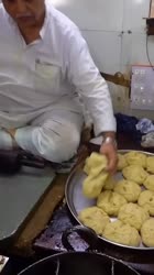 Indias biggest kachori 😱😱 #streetfood #shorts-0FmXZ96AQG4.mp4