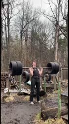 Поднял над головой огромную штангу из колес.mp4