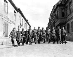 BundesarchivBild183-1985-0531-314,Torgau,Begegnungamerikanische-sowjetischeSoldaten.jpg