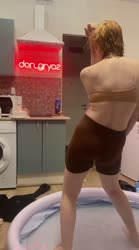 рыжая бассейн .MOV