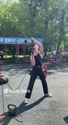 Жим двух гирь 16 кг одной рукой.mp4