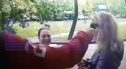 две дуры, еблан с пистолетом и выстрел в лоб.mp4