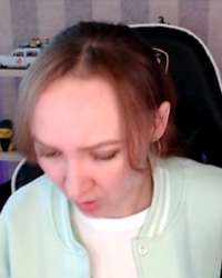 лена открыла рот и смотрит вниз.png