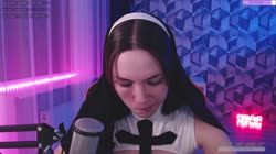 плачет.mp4