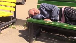 САНБОЙ спасает БОМЖА от ЖАРЫ.mp4