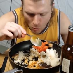 ест вкусна и отгоняет муху от сковороды.mp4