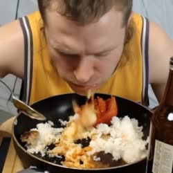ест вкусна и отгоняет муху от сковороды.mp4