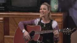 lisa-kudrow-never-learned-how-to-play-the-guitar-properly-1656693901.webp
