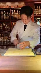 世界が注目している方のバーテンダー 麻布十番にあるセンティフォリアは圧巻のパフォーマンスが楽しめるバー 1杯4000円と値ははりますがそれを遥かに上回る満足感でした.mp4
