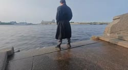 ссыт в неву.mp4