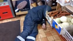 Сашка бадлеет на полу.mp4