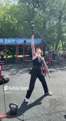 Жим двух гирь 16 кг одной рукой.mp4