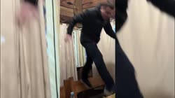 ПЬЯНЫЙ ПАПИЧ ПАДАЕТ ПОСЛЕ ВИНА.mp4