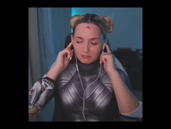 танцует.mp4