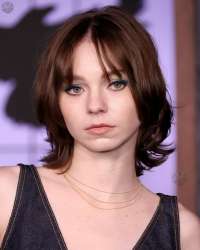 🖤🌙 EMMA MYERS EN LA WEDNESDAY GRAVEYARD GALA 🌙🖤Emma Myers fue una de las grandes protagonist (1).jpg
