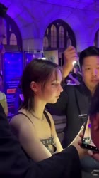 💜 EMMA MYERS CERCA DE SUS FANS EN EL DOOM TOUR DE COREA✨Durante la promoción de wednesday tempo.mp4