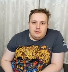 PixVerseV4.5Transition360PПареньсмотритп.mp4