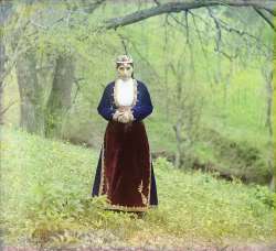 960px-Armenianwomaninnationalcostume(crop).jpg