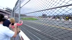 Людей сдувает ветром от машин на трассе Nascar.mp4