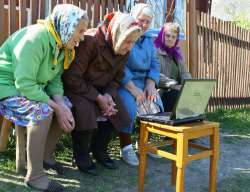 funny-klev-club-p-smeshnie-kartinki-babki-na-lavke-21.jpg