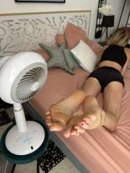 Holly-Burt-Feet-7377681.jpg