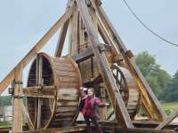 0I-hurl-18kg-rocks-for-a-living-Mum-33-ditches-scientist-career-to-become-UKs-only-female-trebuch.webp