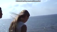 Горячая пара на пустынном берегу реки.mp4