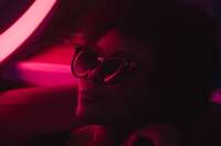 neon-light-photography-glasses-reflections.jpg