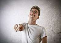 rire-de-jeune-homme-36038445.jpg