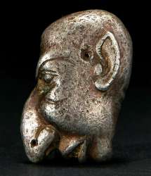 Piccolo amuleto romano in argento, alto appena 3 centimetri, raffigurante una testa grottesca da (3).jpg