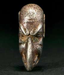 Piccolo amuleto romano in argento, alto appena 3 centimetri, raffigurante una testa grottesca da (2).jpg
