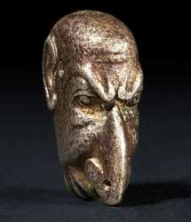 Piccolo amuleto romano in argento, alto appena 3 centimetri, raffigurante una testa grottesca da (1).jpg
