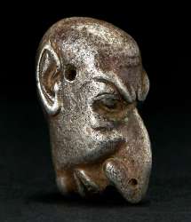 Piccolo amuleto romano in argento, alto appena 3 centimetri, raffigurante una testa grottesca da.jpg