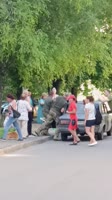 умеровцы запихивают украинца в Москвич.mp4