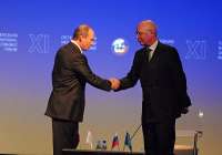 800px-VladimirPutin,KlausSchwab-WorldEconomicForumRussiaCEORoundtable2007.jpg
