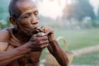 old-men-are-smoking-cigarettes29084-1088.jpg