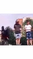 трое на турничках.mp4