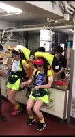 明治神宮野球場（公式） - 【明日は生ビール半額ナイター】ビールの売り子の裏側を公開！背負っている樽が空になった売り子は、一度基地に戻っ.mp4
